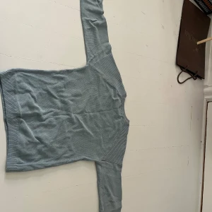 En riktigt soft tröja från Next 8.2 - Tröjan är i xs om man är upp till 166cm kan man passa i den. En riktigt fin blå tröja! Jag säljer den för att jag har växt ur den. Såklart har tröjan inga slitningar eller hål 