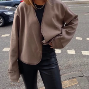 Brun jacka  - Fint skick, knappt använd 