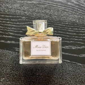 miss dior parfym - oanvände men det medföljer ej någon box tyvärr! Nypris ligger runt 1200kr💗