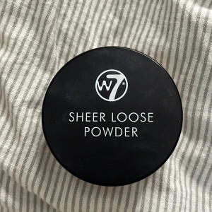 Natural Loose Powder - ”Sheer loose powder” från w7 i den natural looken!💝 Du får med en lite borste oxå (ligger där över) ses på bild 2.