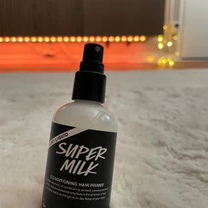 Lush Super milk  - Hej! Säljer min super milk hår primer ifrån lush. Produkten är använt varsamt men fastna tyvärr inte riktigt för doften, doftnoter som ska vara flaskans innehåll är: kokosnöt, mandel och havremjölk🩷