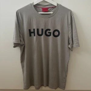 HUGO T-shirt  - Säljer min t-shirt som är knappt använd, den är i nyskick och har väldigt bra kvalitet för ett otroligt bra pris!! 