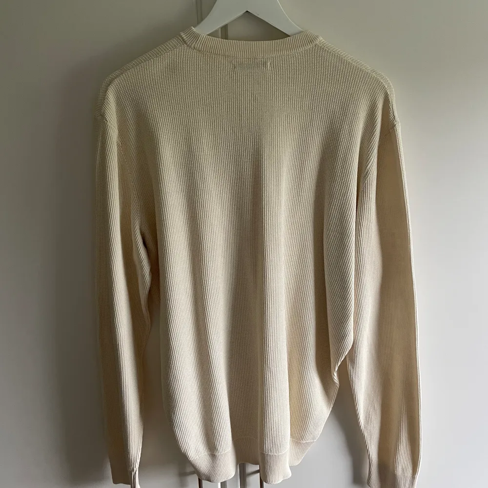 Beige zara tröja som tyvärr inte längre kommer till användning. Väldigt bra skick, inga defekter osv. Nypris ca 400. Tröjor & Koftor.