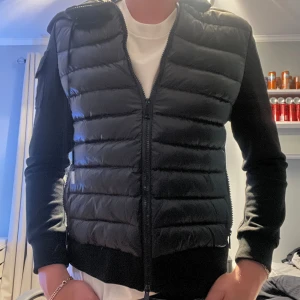 Moncler cardigan  - Storleken är M men den passar som s/xs, extremt snygg och inga tecken på användning, som ny  Alla bud tas emot