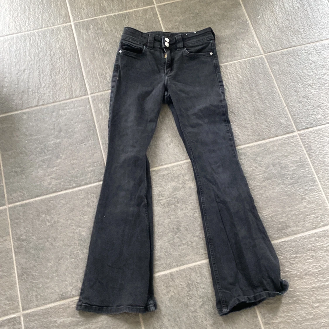 Svarta bootcut jeans med broderad fjäril