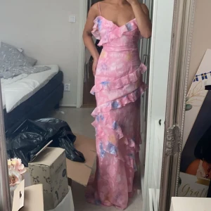 Rosa klänning från boohoo - Världens drömmigaste klänning från boohoo, endast testad hemma, ny med prislapp, säljes pga bysten sitter lite löst för mig. UK size 10 (sitter såhär på mig som är en 36) 