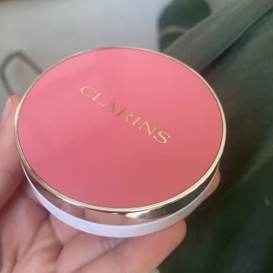 SÄLJER MIN BLUSH FRÅN CLARINS!! - Säljer min fina blush från clarins, den är jätte fint skick och bara testa på handen. Säljer för det var inte riktigt min färg