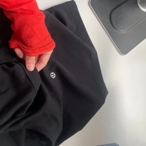 Svart sporttopp från Lululemon - Säljer ett svart linne från Lululemon. säljer då den inte kommer till användning. Lululemon märke på baksidan. stretchigt material, inbyggd bh. nypris 600kr.
