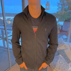 Ralph Lauren fullzip  - Säljer denna fina Raffe tröjan! | Fint skick utan skador men blivit lite nopprig, vilket man enkelt kan lösa! | Storlek S. | Ställ gärna frågor innan du köper!