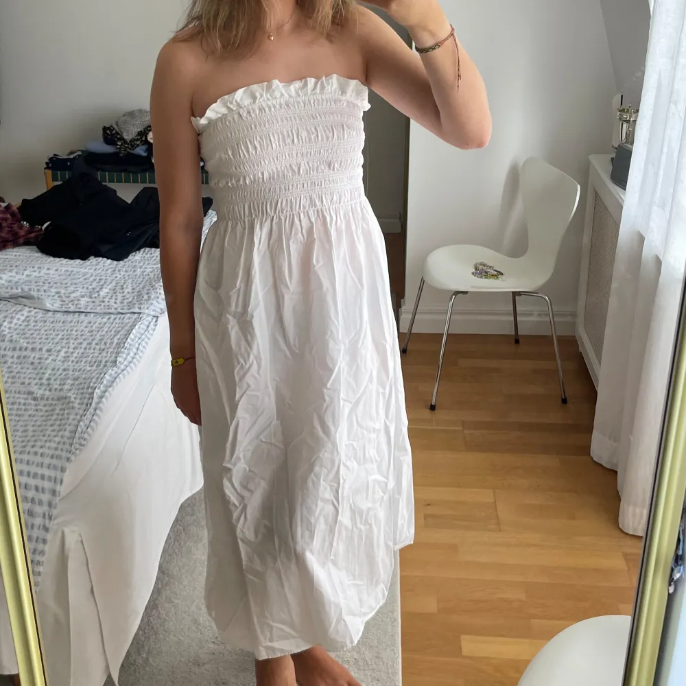 Superfin bandeauklänning från H&M i XS, men väldigt stretchig!. Mekot.