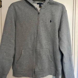 Ralfh Lauren hoodie - Säljer pga att den inte passar mig så bra. Storlek XL barn men passar S vuxen. 100% äkta, pris kan diskuteras. Bra skick Inge fel på den. 