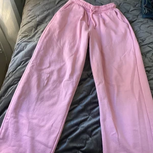 Mjukisbyxa  - Rosa mjukisbyxor från Lager157. Storlek xs. Använda fåtal gånger.