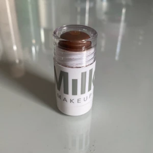 Matte Bronzer Stick från Milk Makeup - Säljer en helt ny Matte Bronzer Stick från Milk Makeup. Den är i färgen Blaze och väger 5.7g. Perfekt för att ge ansiktet en solkysst look med en matt finish. Enkel att applicera och blanda ut för ett naturligt resultat. Kommer i en praktisk stickform som är lätt att ta med sig. Den är helt oanvänd💞