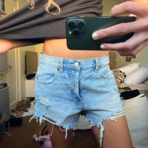 Jeansshorts - Jeansshorts från zara i storlek 36💜💕💟jättesnygga!!!