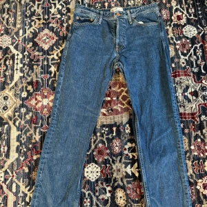 Jack & Jones jeans blå loose chris  - Nyskick aldrig använda. Skicka vid frågor. Mvh Alex