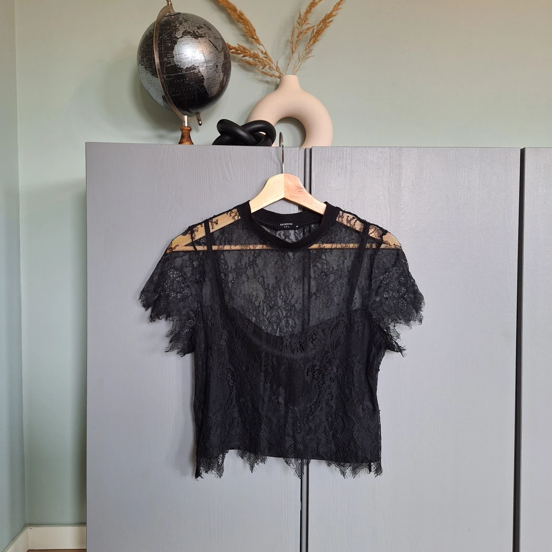 Svart spetsblus med korta ärmar - 90