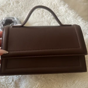 Brun väska  - Brun väska från Gina, aldrig använd 