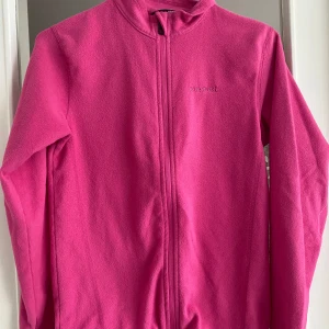 Rosa fleecejacka från Everest - Säljer en supermysig rosa fleecejacka från Everest. Den har en dragkedja framtill och är perfekt för kyliga dagar. Jackan är i bra skick och har långa ärmar. Perfekt för höst och vår!