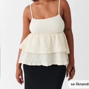 Gina tricot topp  - En fin topp från Gina tricot, skriv för fler bilder! Använd en gång