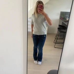 Grå stickad T-shirt  - Väldigt bra skick, aldrig använt