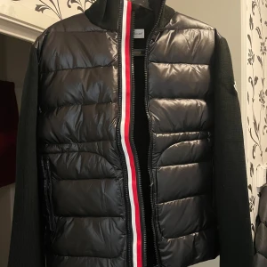 Moncler vårjacka - Moncler vår/höst-jacka storlek XL, men är M/L i eu-size alla etikett qr-koder finns.   Jackan är helt ny och oanvänd. Kan skicka fler bilder vid förfrågan.   Kan sänka priset vid snabb affär