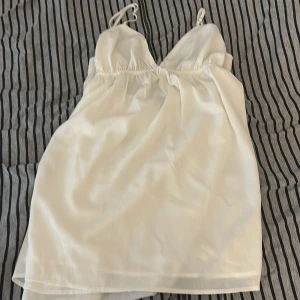 Forever21 klänning - Jätte fin och söt klänning från forever21 som jag köpte i usa för 2 år sedan💕 den har jätte gullig knytning bak som man kan ställa in själv hur stor man vill att klänningen ska vara💕❤️ den är jätte jätte stretchig så den passar nog mellan m och xs💕