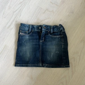 Kort jeanskjol - Snygg mörkblå jeanskjol från diesel i storlek 8. Bra skick