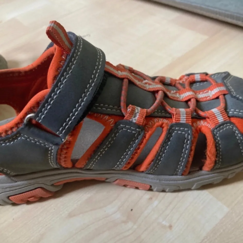 Sandaler/vandringsskor i bra skick som passar för tjejer och killarđ. KengĂ€t.