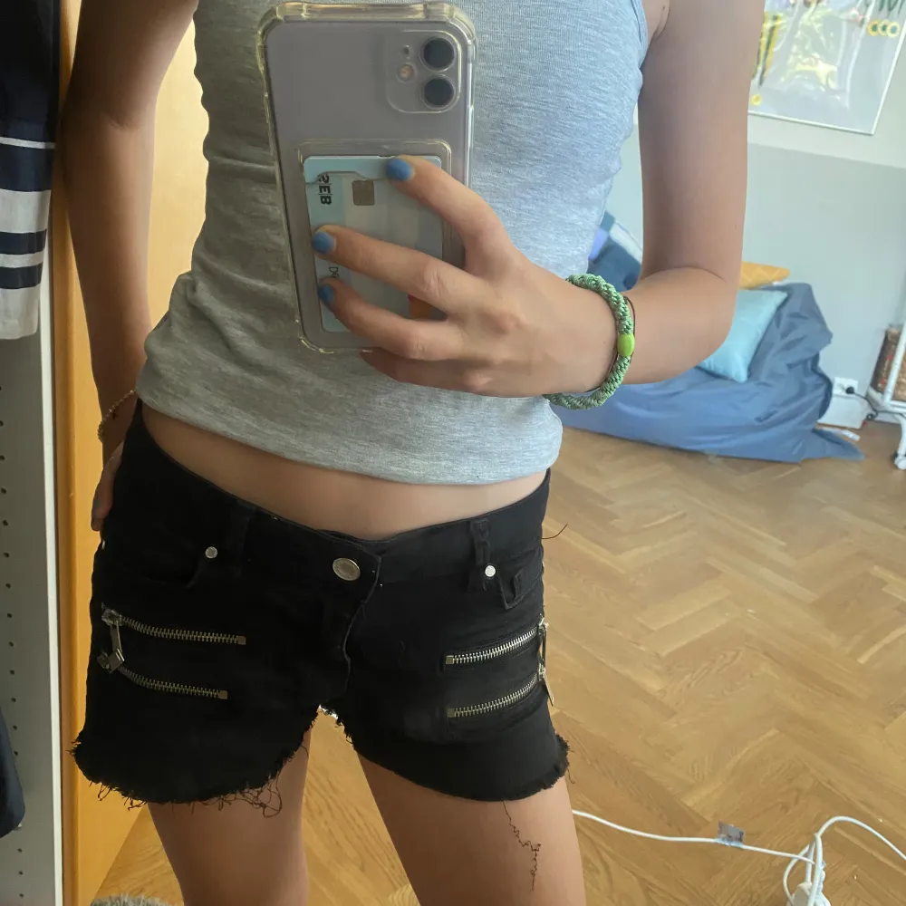 Supersnygga lågmidjade jeansshorts med coola detaljer därfram🙌 Köpta från plick men säljer då de är förstora, pris kan diskuteras vid snabb affär Midjemått:37cm. Shorts.