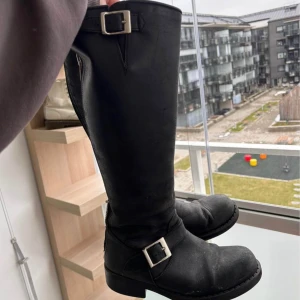 Johnny bulls stövlar  - Svarta Johnny bulls stövlar, behöver bara putsas upp lite så är dom klara att användas! 😎