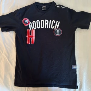 Hoodrich T-shirt - Säljer denna Hoodrich T-shirten i storlek L, men den är liten i storleken så den passar mer S/M. Skriv för fler bilder.
