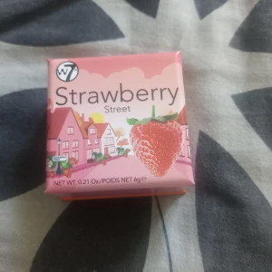 Blush  - Säljer en oanvänd och oöppnad blush, i färgen strawberry från W7, skriv för mer bilder! Säljer den för 40kr + frakt!