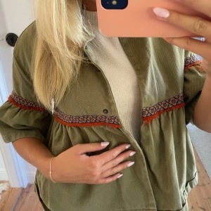 Zara jacka  - Jacka från zara i jeans material, jättesnygg till hösten!🍁🧡