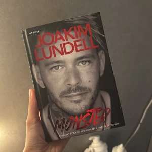 Monster av Joakim Lundell - Läste ut den för några år sen, väldigt bra bok som berättar om Joakim Lundells uppväxt🫂