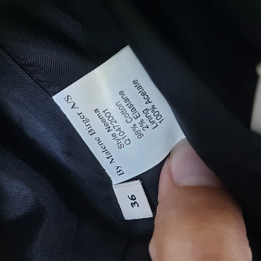 Skitsnygg nästan ny (använd 1 gång) !! Kort figursydd kavaj från Malene Birger. Svart med röda initialer på ena sidan av innertyget. Be om fler bilder eller frågor om du vill. . Puvut & Bleiserit.