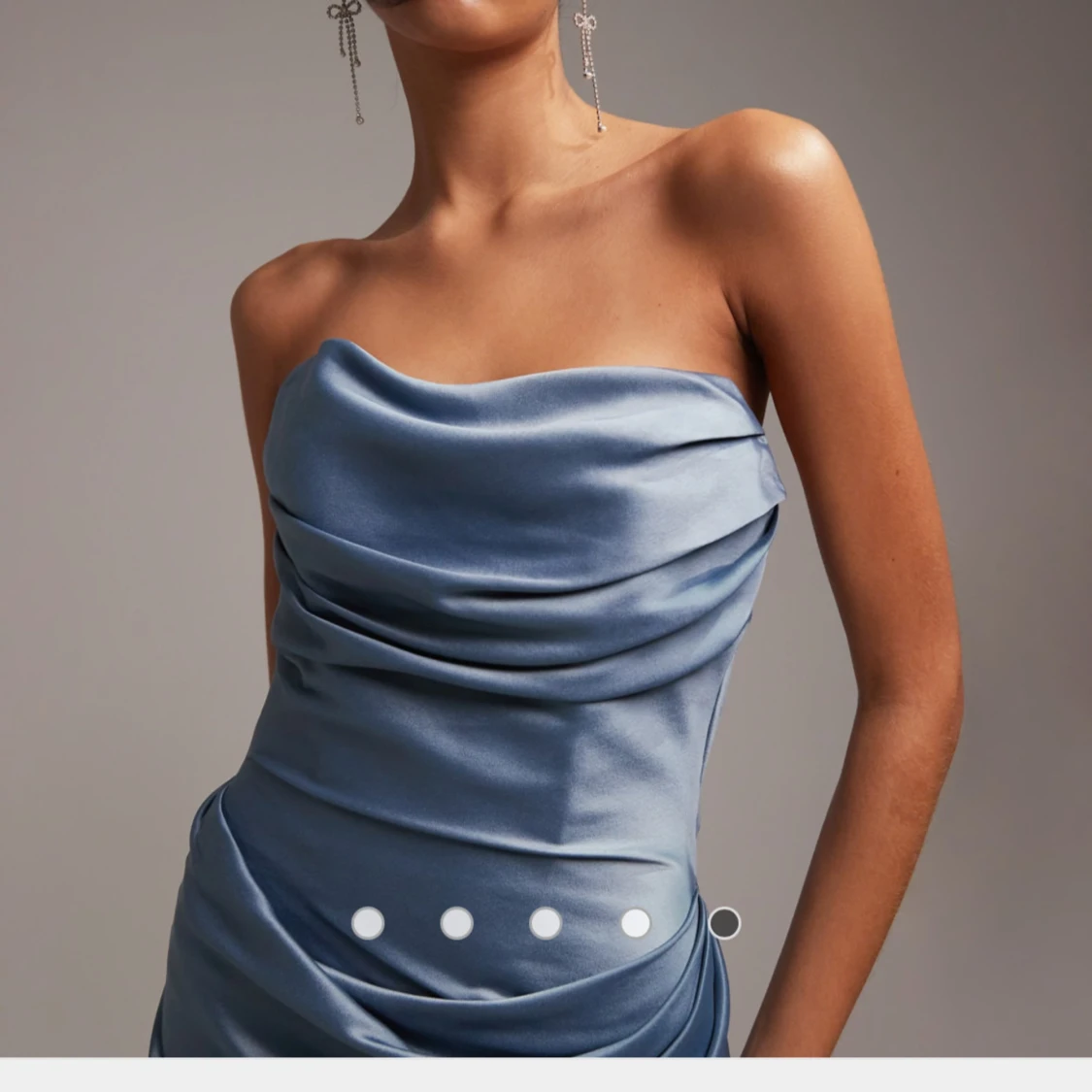 Maxiklänning i satin och bandeu modell - 90