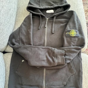 Stone Island - Säljer min svarta Stone Island-jacka som är i mycket bra skick, nästan som ny. Den har använts sparsamt och är väl omhändertagen. Nypris för jackan är 2699 kr, men jag är öppen för förhandling kring priset.