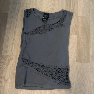 En cool topp med attityd  - Varan är i jätte bra skick