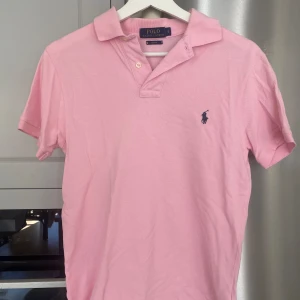 Rosa pikétröja från Polo Ralph Lauren - Säljer en snygg och tidlös rosa pikétröja från Polo Ralph Lauren i storlek S. Tröjan är slim fit och är gjord av 100% bomull. Perfekt för sommaren eller våren! 🌸Tröjan är i gott skick 