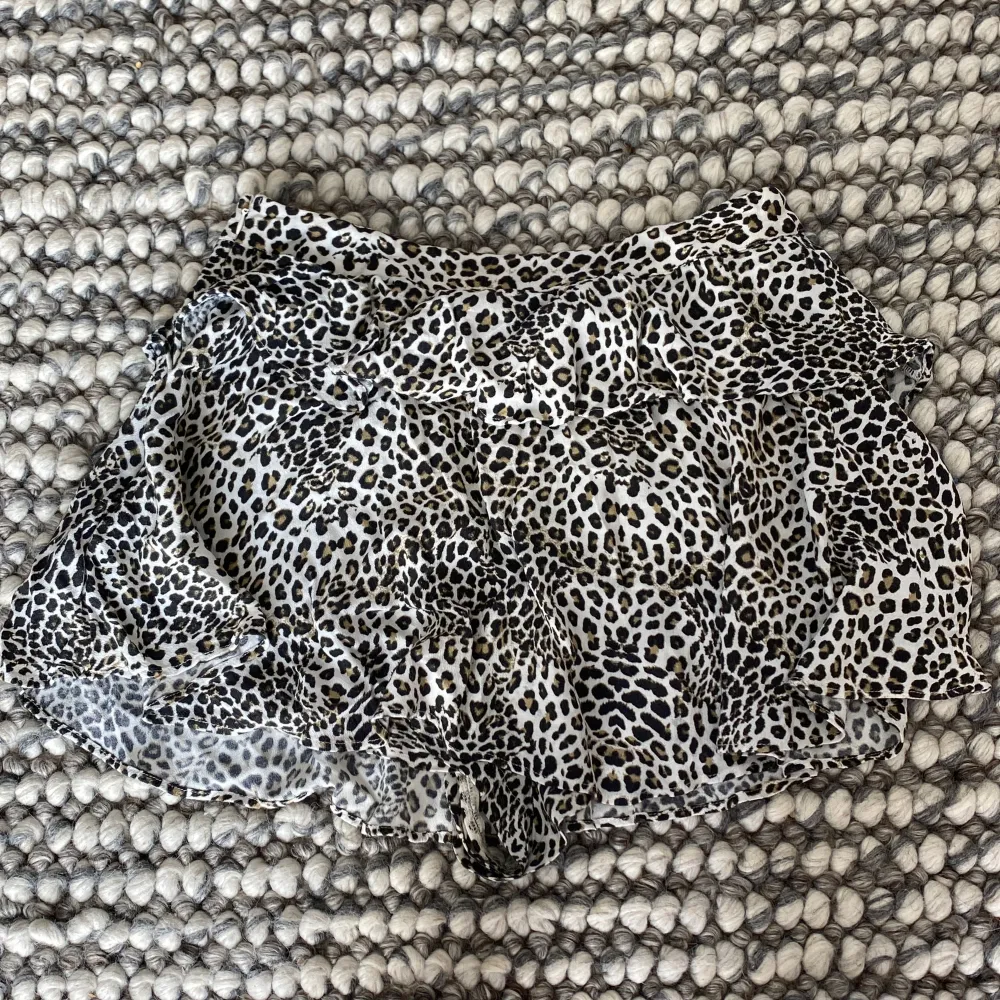 En snygg leopard primats volangkjol med inbyggda shorts. I bra skick då de knappt vart använda. Skriv privat för mer info❤️. Kjolar.