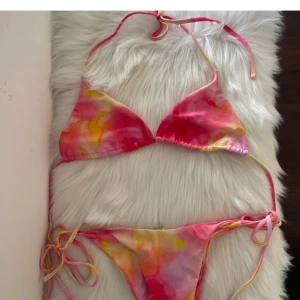 Bikini - Helt oanvänd bikini i storlek M (skyddet på underdelen är kvar)💕relativt liten i storleken så passar även xs/s💕