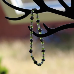 Grönt och brunt pärlarmband - Säljer ett snyggt armband med gröna och bruna pärlor. Armbandet är elastiskt och passar de flesta handleder. Perfekt för att ge en naturlig touch till din outfit. Köp direkt eller ge prisförslag 💚