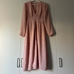 Adoore klänning storlek XS - Rosa klänning från Adoore i storlek XS.  I fint skick utan defekter eller andra anmärkningar.   Skickas eller hämtas i Kungsbacka
