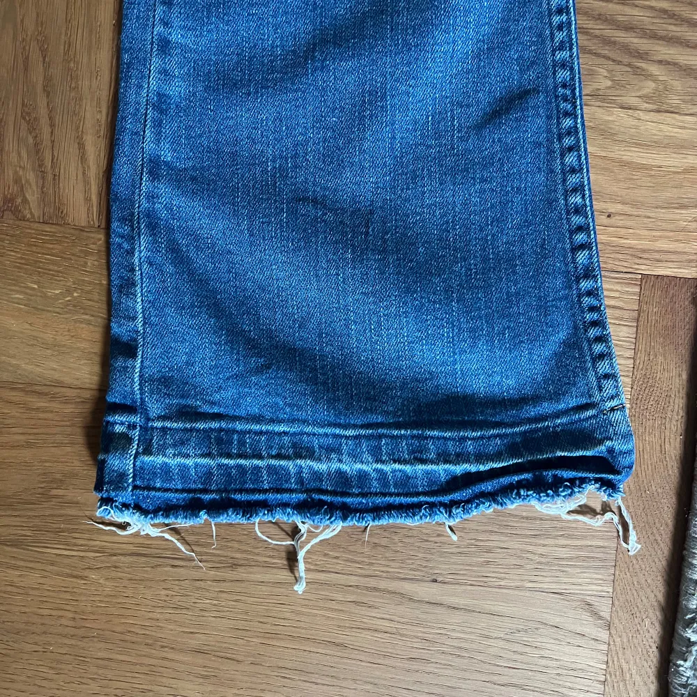 Säljer min såå snygga jeans från wrangler p.g.a jag rensar garderoben💕verkligen så cool tvätt och har sprättat upp de nertill för att de ska bli lite längre😍innerbenslängd: 75cm, midjemått rakt över: 33 cm. Jeans & Byxor.