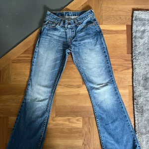 Lowwaist bootcut Levis jeans - Säljer mina vintage Levis jeans💕tycker väldigt mycket om dessa så säljer endast för ett bra pris❤️så cool tvätt och passformen är perfekt! W26 och L32