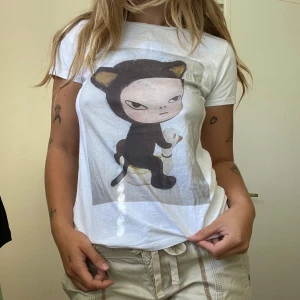 Vit t-shirt med kattmotiv - yoshitomo Nara print tshirt. storlek S. super fint skick! åh så fin :’)