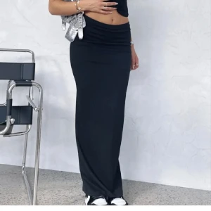 Maxikjol - Svart maxikjol från Nelly. Köpt här på Plick men bara använd en gång. Nyskick! tryck gärna på köp nu 🩷