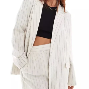 Vit randig kavaj från Gina Tricot - Säljer en snygg vit kavaj med svarta ränder från Gina Tricot. Kavajen är i storlek 34 och har en klassisk passform med två fickor framtill. Perfekt för både vardag och fest! Den kommer behöva att strykas så blir det toppen då är den gjord av linnematerial och är riktigt bra kvalité.