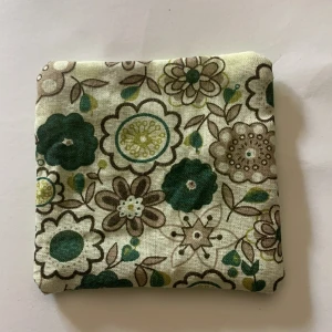 Lavendel påse  - Handgjord lavedelpåse.  Till för att ha i tex garderoben för att det ska lukta gott. Ca 8 × 8 cm Ris och lavendel i.   Ingen ”fyllning” i men kommer fixa det om någon köper