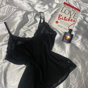 Svart spetslinne - Säljer ett svart spetslinne i storlek M. Linnet har smala axelband och är gjort av ett lätt genomskinligt material med spetsdetaljer runt halsringningen och axelbanden. axelband är justerbara. Perfekt för en festlig kväll eller en mysig hemmakväll. Helt ny aldrig använd.